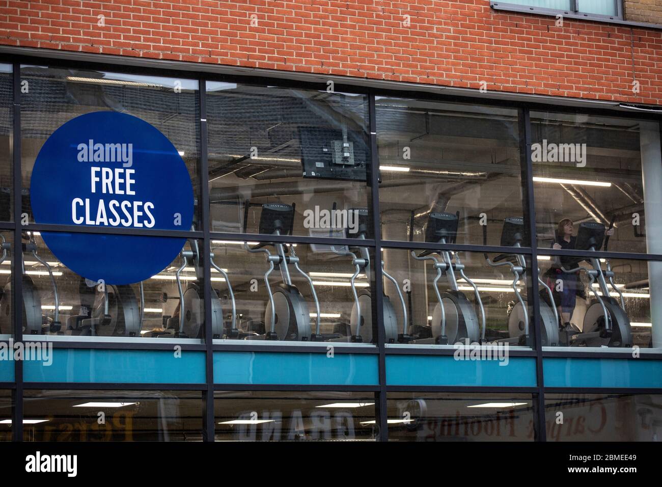 Ein örtliches Fitnessstudio in West London ist während des Beginns der Coronavirus Lockdown Restriktionen in ganz Großbritannien fast leer. Stockfoto