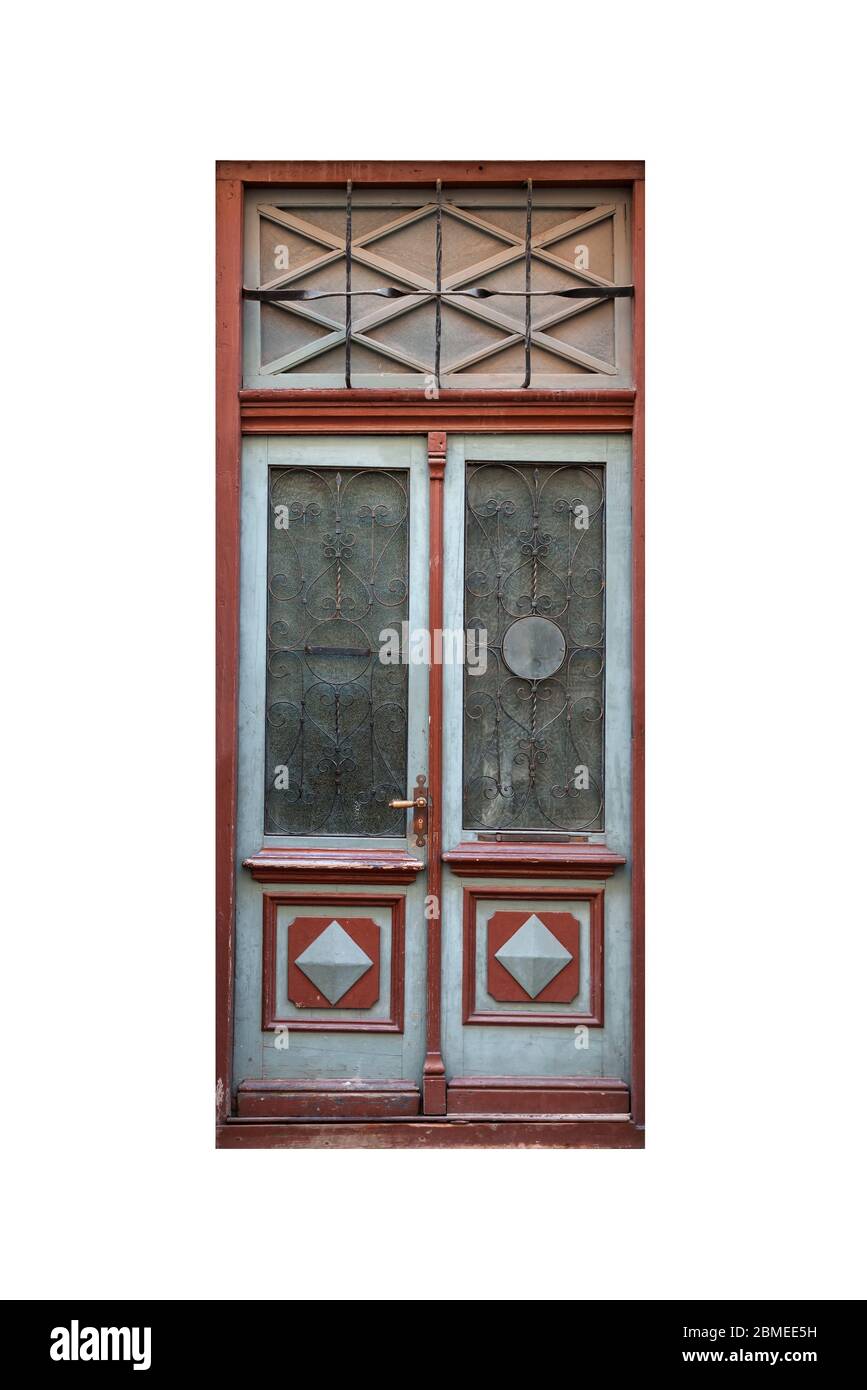 Alte Holztür mit Glas und geschmiedeten Dekorationselementen isoliert auf weißem Hintergrund Stockfoto