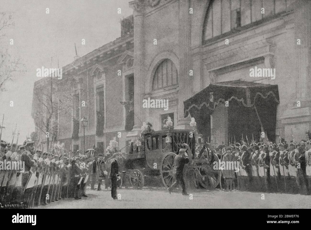 España. Madrid. Regencia de María Cristina de Habsburgo. La Apertura de las Cortes en el Senado. Llegada de SS. MM. los Reyes (María Cristina de Habsburgo-Lorena y su hijo Alfonso XIII) al Senado. Fotograf por Laporta. La Ilustración Española y Americana,30 de abril de 1898. Stockfoto