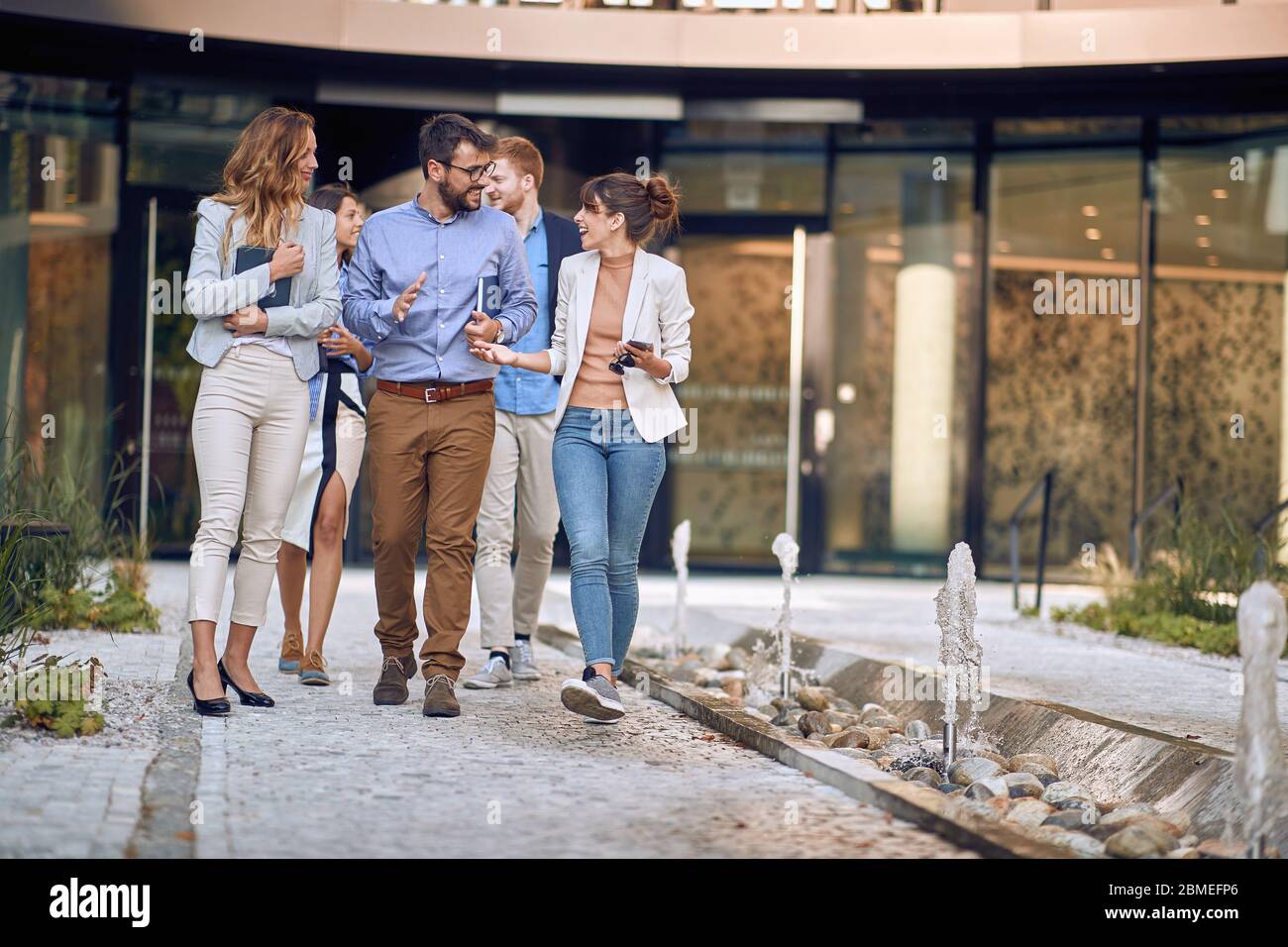 Arbeitstag.Junge Geschäftsleute gehen zu Kaffeepause. Stockfoto