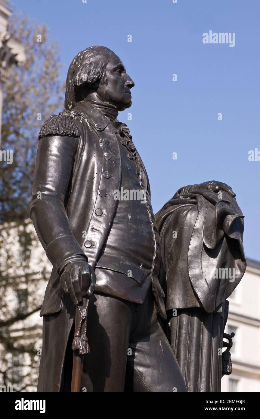 Statue des ersten amerikanischen Präsidenten George Washington (1732-1799). Es wurde 1921 von den Menschen in Virginia gespendet und steht außerhalb des britischen National G Stockfoto