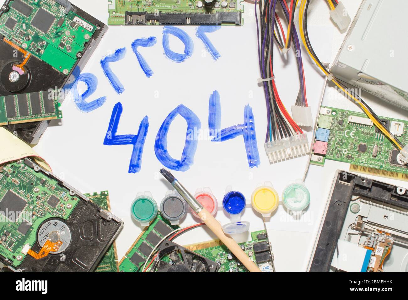 Elektronische Schaltung auf weißem Hintergrund, Draufsicht, Inschriftenfehler 404. Stockfoto