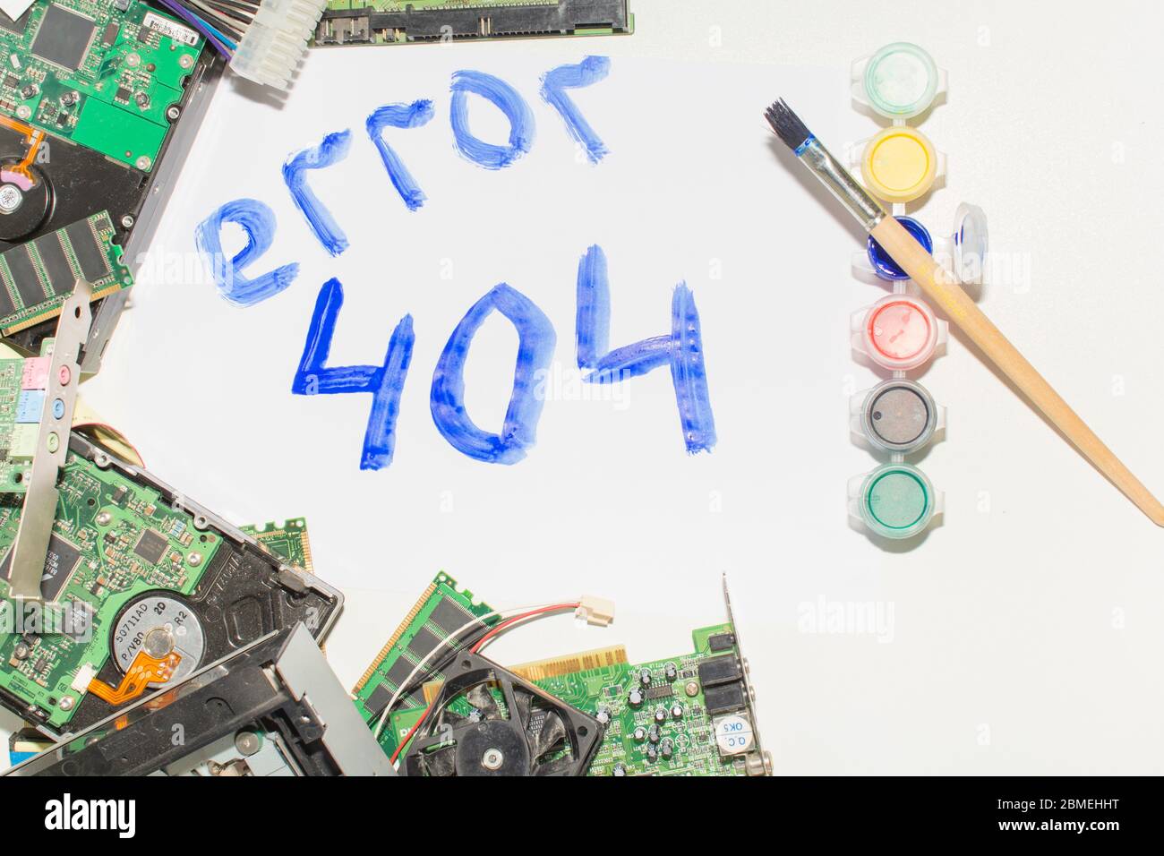 Elektronische Schaltung auf weißem Hintergrund, Draufsicht, Inschriftenfehler 404. Stockfoto