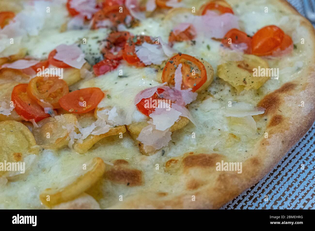 Pizza mit Tomaten, Mozzarella, Käse und Kartoffeln Stockfoto