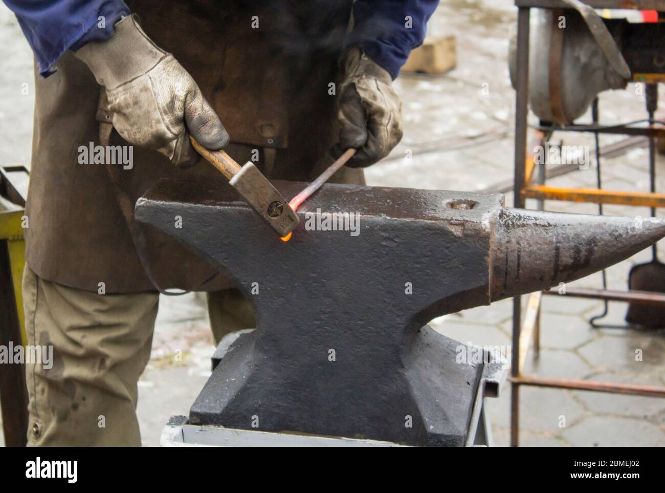 Detail Schuss von Hammer Schmieden von heißem Eisen auf Amboss. Stockfoto