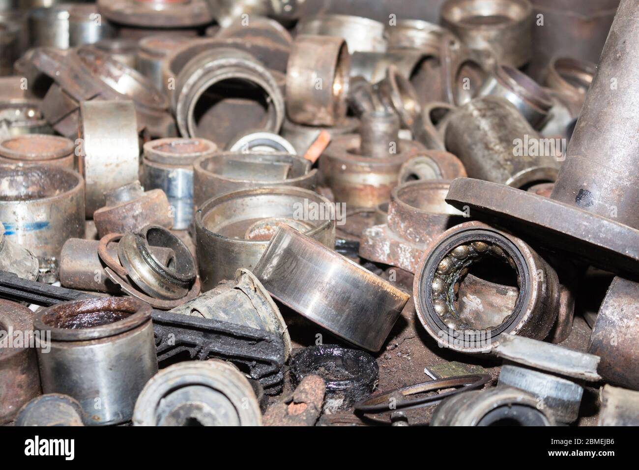 Nutzlose, verschlissene rostige Autoteile und andere Teile. Stockfoto