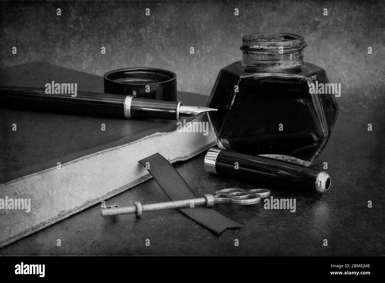Romantische alte Vintage Stillleben Bild von Schreiben Utensilien einschließlich Füllfederhalter Tinte Flasche und Tagebuch Buch Stockfoto