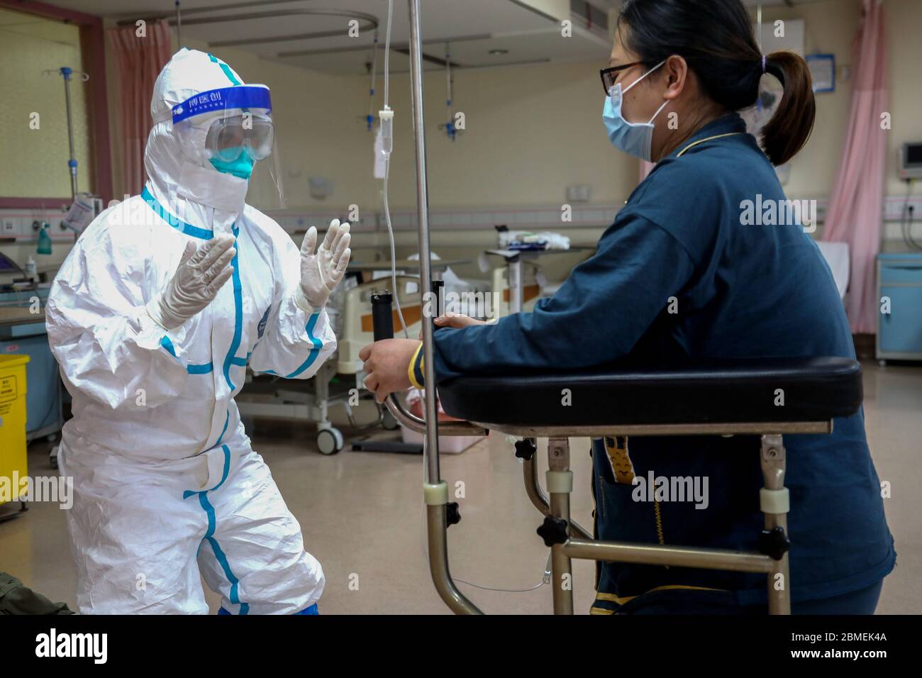 (200509) -- PEKING, 9. Mai 2020 (Xinhua) -- Hebamme Cui Weihin (L) gibt Geburtshilfe im Hubei-Krankenhaus für Mutterschaft und Kinderpflege in Wuhan, Zentralchina, Provinz Hubei, 23. April 2020. Während der COVID-19-Pandemie spielen Krankenschwestern und Hebammen eine entscheidende Rolle bei der Bereitstellung von Gesundheitsdienstleistungen für Patienten in Not. Die Weltgesundheitsversammlung hat 2020 zum Internationalen Jahr der Krankenschwester und Hebamme ernannt. (UN-Bevölkerungsfonds und China Maternal and Child Health Association/Handout via Xinhua) Stockfoto