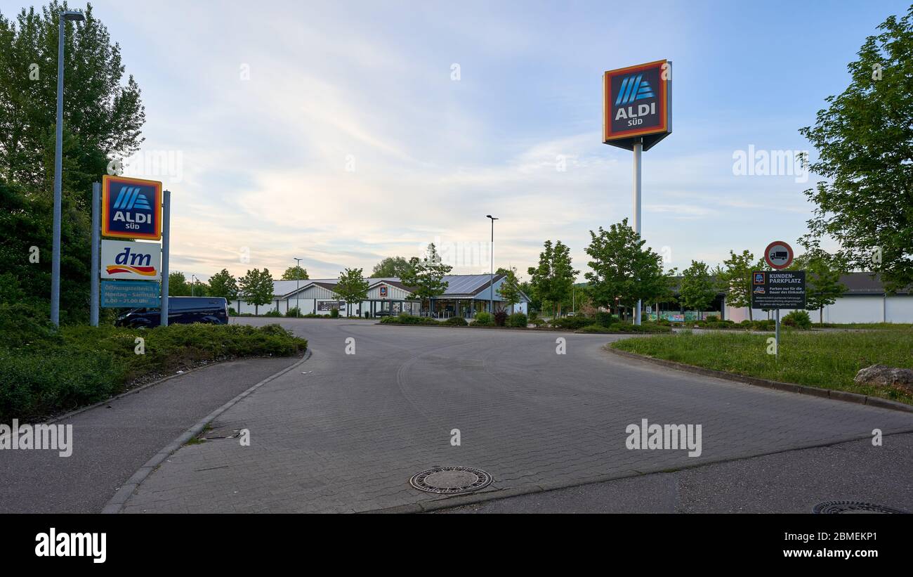 Altbach, Deutschland - 09. Mai 2020: Aldi Park Platz mit Logo. ALDI SÜD ist ein Einzelhandelsunternehmen mit über 1770 Niederlassungen in West- und Süddeutschland. Altb Stockfoto