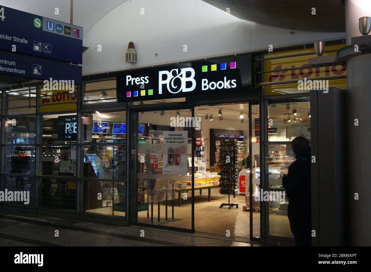 Bahnhofsbuchhandlung Valora im Fernbahnhof Berlin-Spandau. Stockfoto