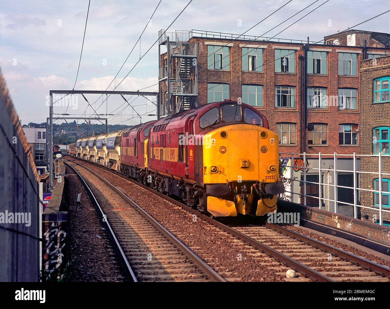 Ein Paar Diesellokomotiven der Baureihe 37 mit den Nummern 37521 und 37109, die in Kentish Town im Norden Londons als Bauingenieure arbeiten. Stockfoto