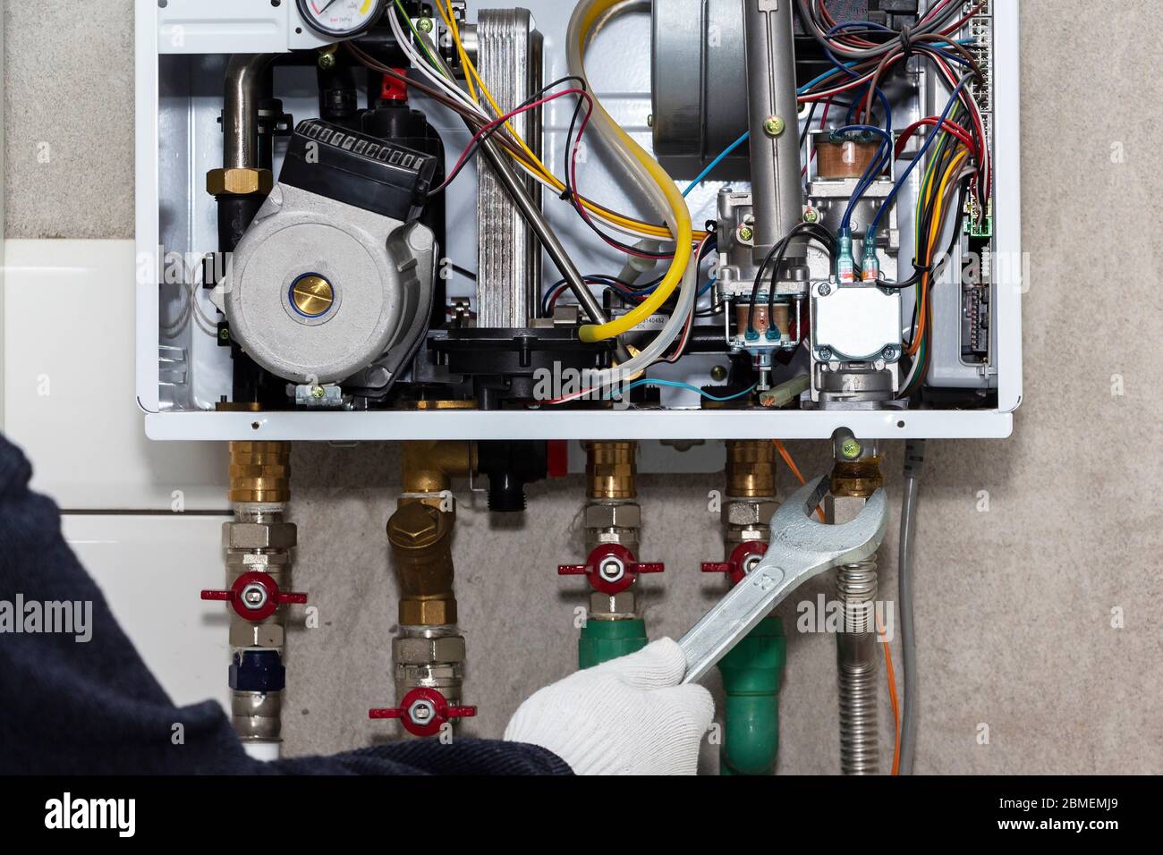 Gas-Kessel Reparatur-Service, Vorbereitung für die Heizung Stockfoto
