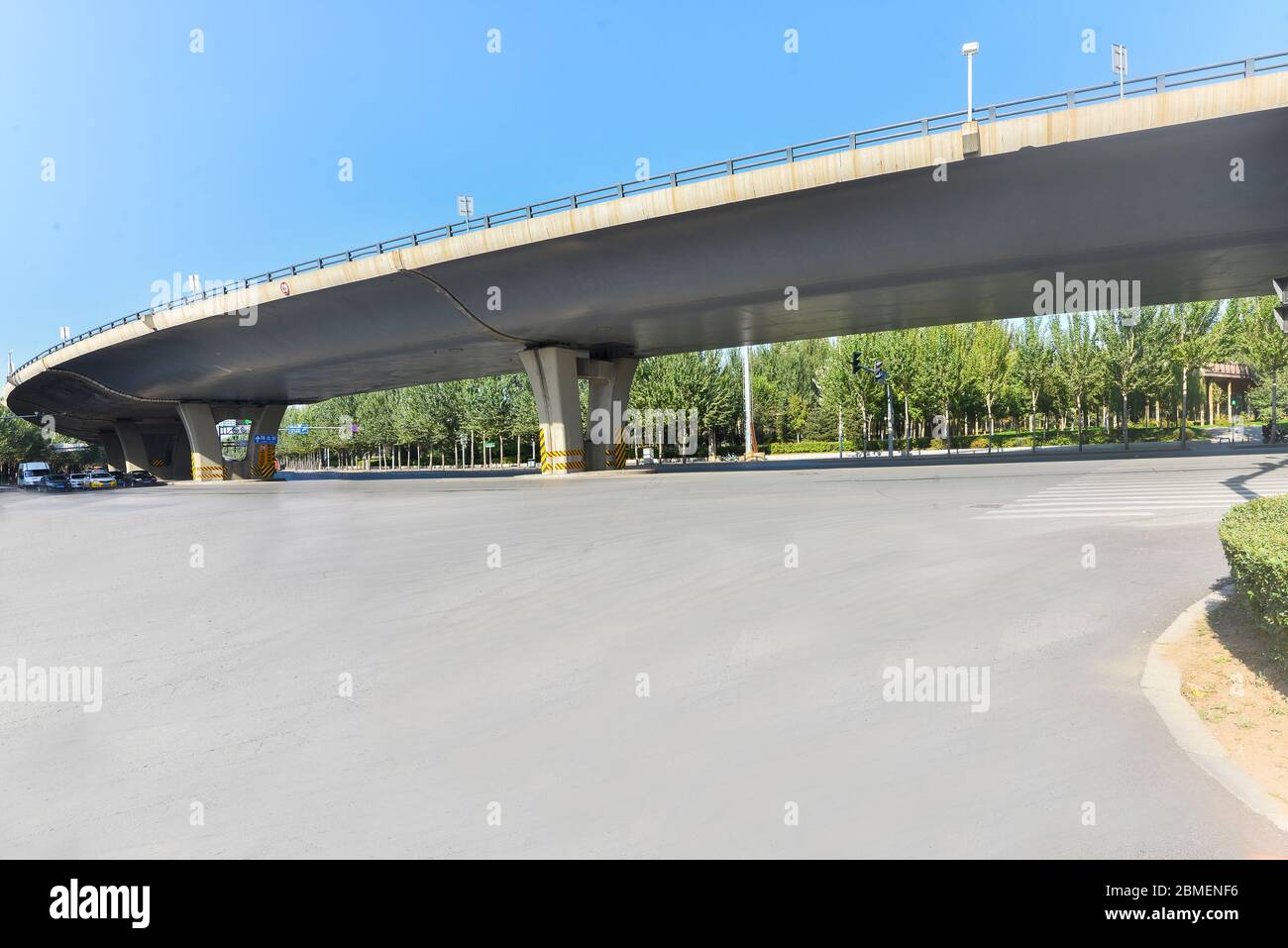 Unter der Überführung, autofreie Asphaltstraße, moderne Skyline des Stadtgebäudes als Hintergrund. Stockfoto