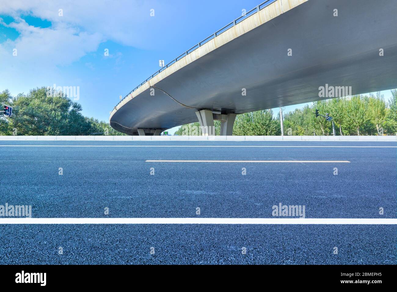 Unter der Überführung, autofreie Asphaltstraße, moderne Skyline des Stadtgebäudes als Hintergrund. Stockfoto