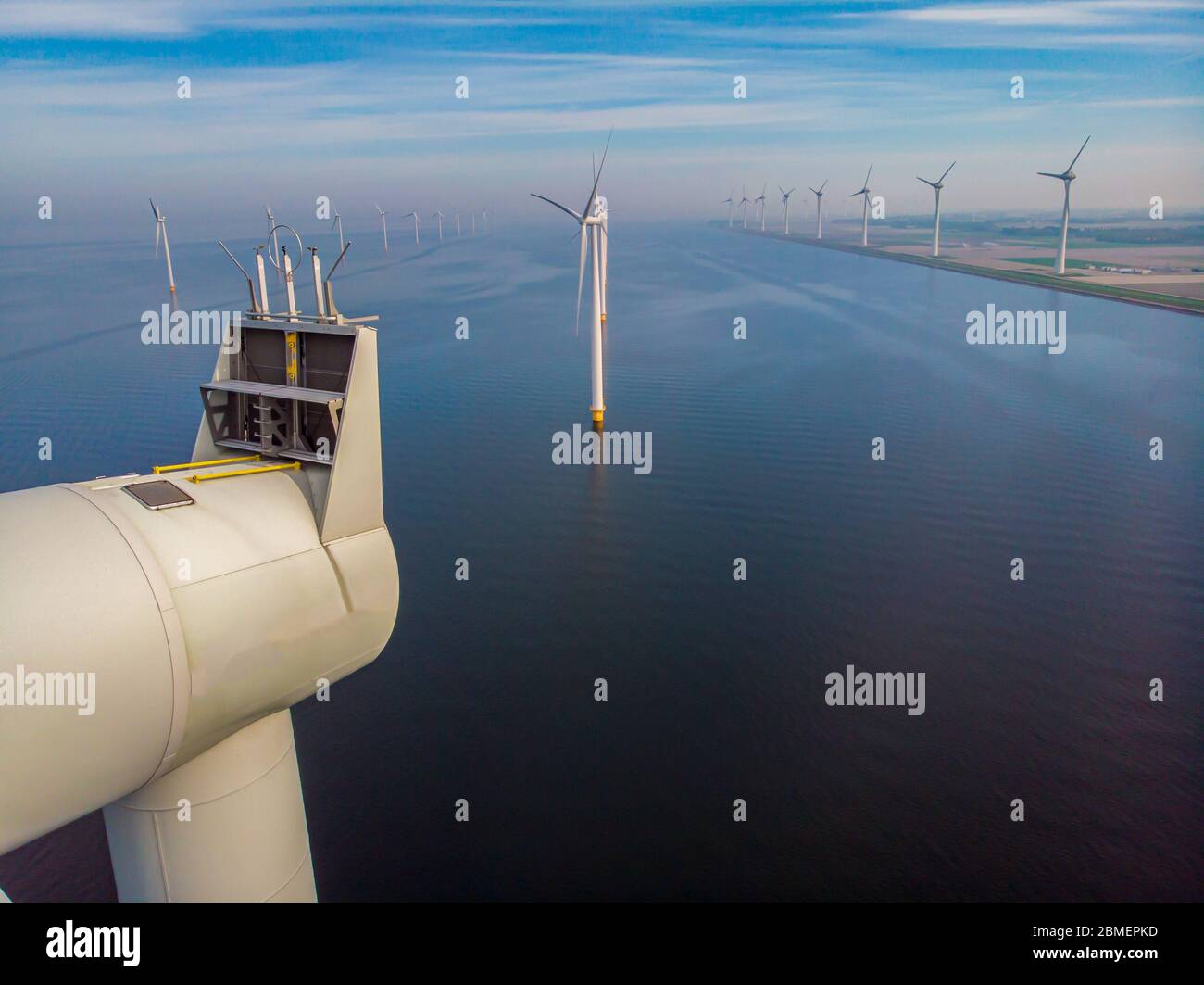 Nahansicht mit Drohne auf Windmühlenpark im See Ijsselmeer in den niederlanden Noordoostpolder, Windmühlenanlagen von oben in Europa produzierend Stockfoto