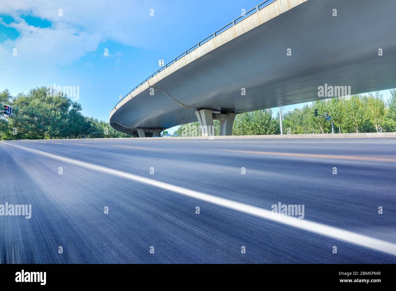 Unter der Überführung, autofreie Asphaltstraße, moderne Skyline des Stadtgebäudes als Hintergrund. Stockfoto
