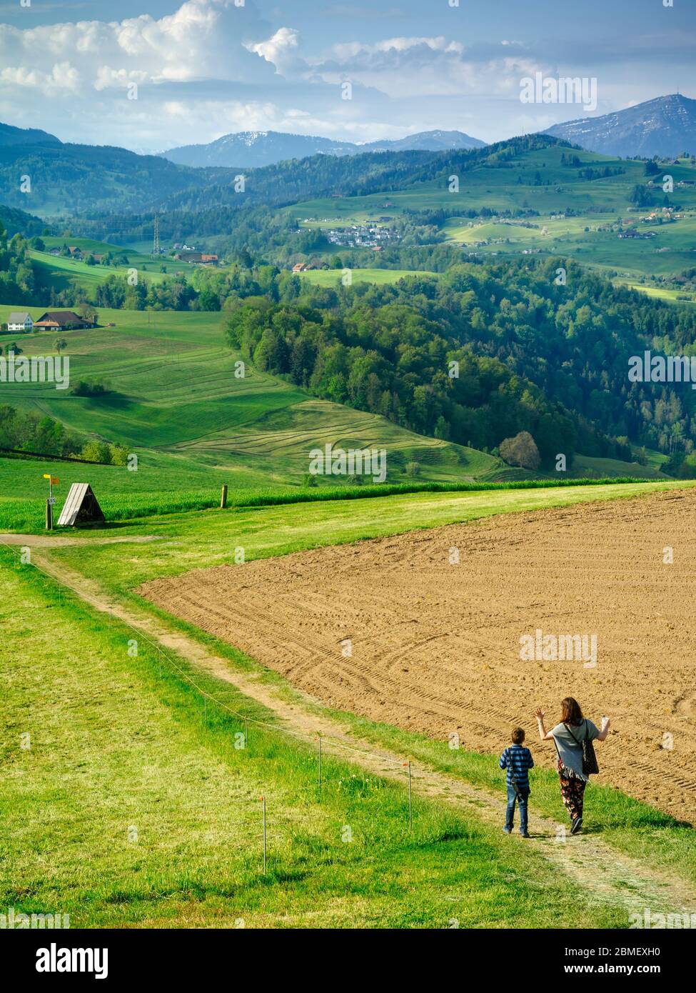 Mutter und Sohn wandern durch die schöne Landschaft von Neuheim im Kanton Zug, Schweiz. Stockfoto