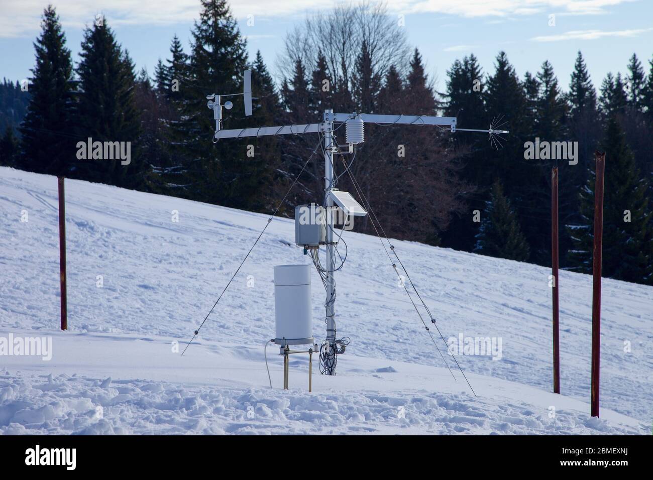 Kleine meteorologische Station in den Bergen, Slowakei Stockfoto