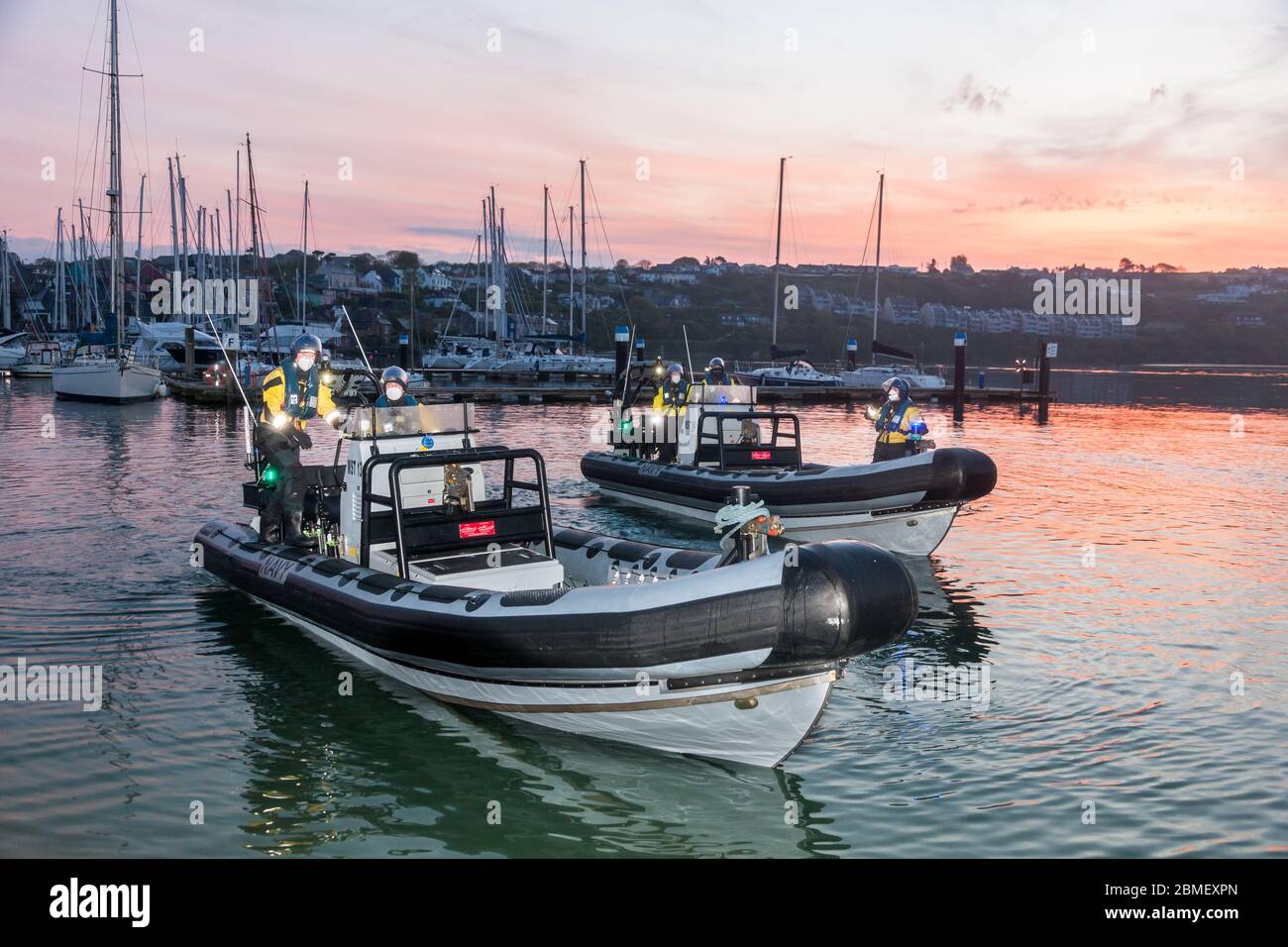 Kinsale, Cork, Irland. Mai 2020. Marineservice-Personal des Patrouillenschiffs LÉ George Bernard Shaw in der Begleiterscheinung für den Drive-Thru durch die Rettungsdienste durch Kinsale, Co. Cork, um Mittel für Pieta House Darkness in Light Event zu sammeln, das in diesem Jahr wegen der Covid-19 Pandemie beschnitten wurde. - Credit; David Creedon / Alamy Live New Stockfoto