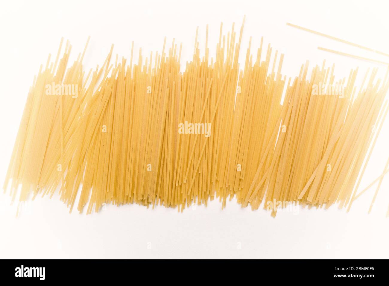 Nudeln sind eine Art Pasta, die wie dünne Saiten geformt ist. Es ist die Basis für einige Gerichte wie italienische Spaghetti und Linguine, japanische Soba und Chinesisch Stockfoto