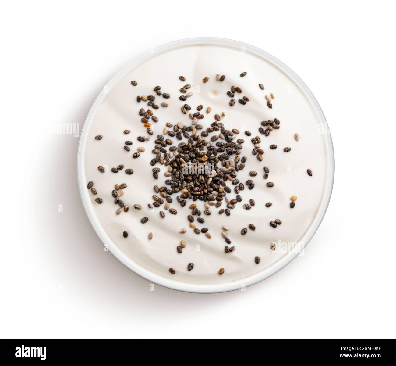 Joghurt mit Chiasamen isoliert auf weißem Hintergrund, Draufsicht Stockfoto