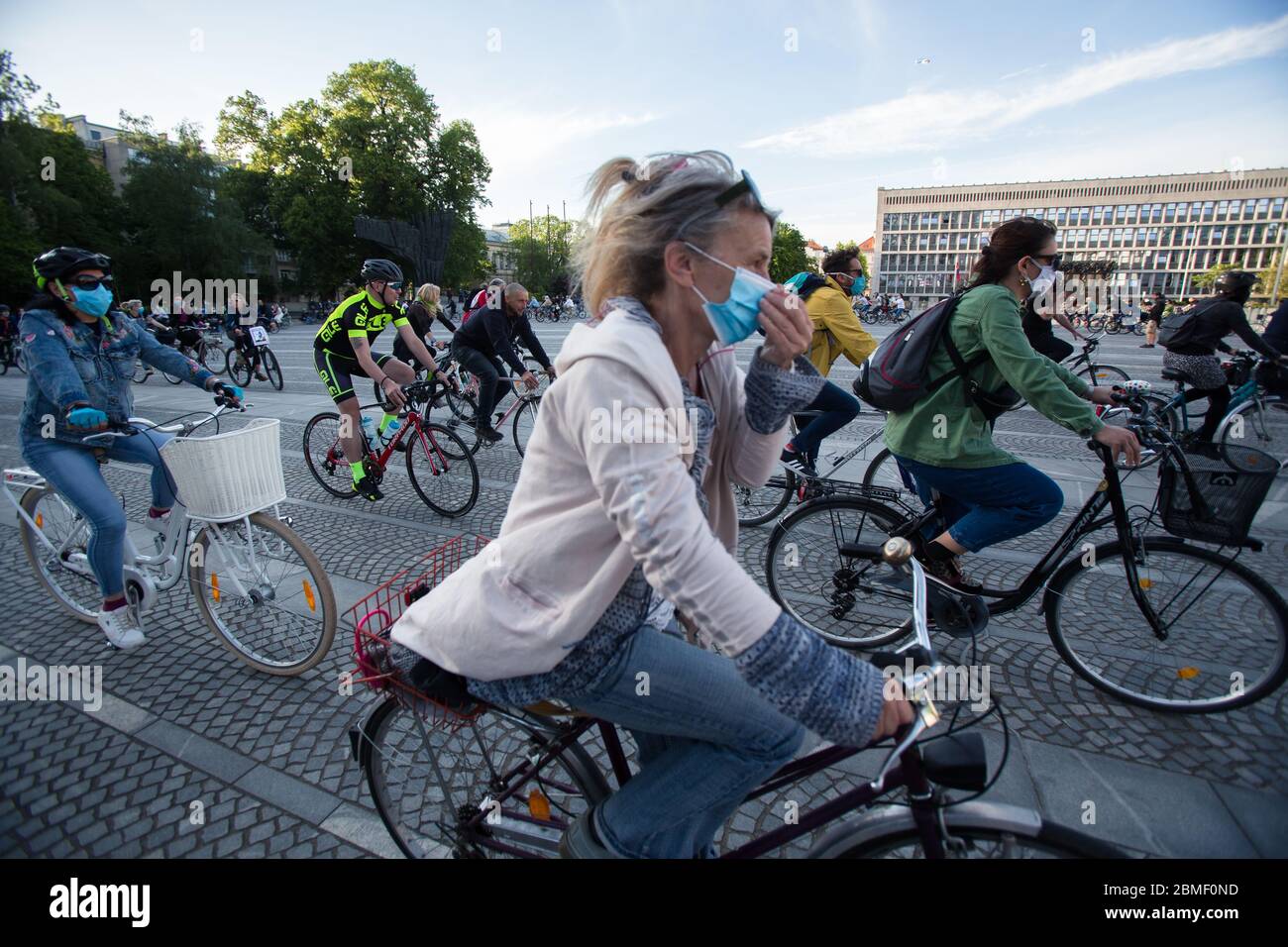 Ljubljana, Slowenien, 8. Mai 2020: Tausende Menschen auf dem Fahrrad protestieren gegen die Regierung in der Krise des Coronavirus. Nach Enthüllungen der Korruption in der Regierung von Janez Janša und Vorwürfen ihrer undemokratischen Herrschaft fuhren 5000 Menschen im Zeichen des Protests durch Regierungsgebäude mit dem Fahrrad. Stockfoto