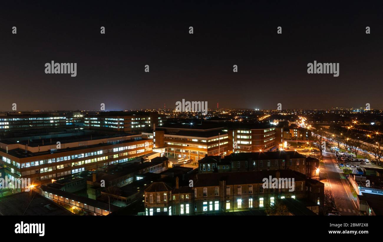 London, England, Großbritannien - 19. Februar 2013: Die medizinischen Schulgebäude des St George's Hospital und der St George's University of London werden nachts in Tootin beleuchtet Stockfoto