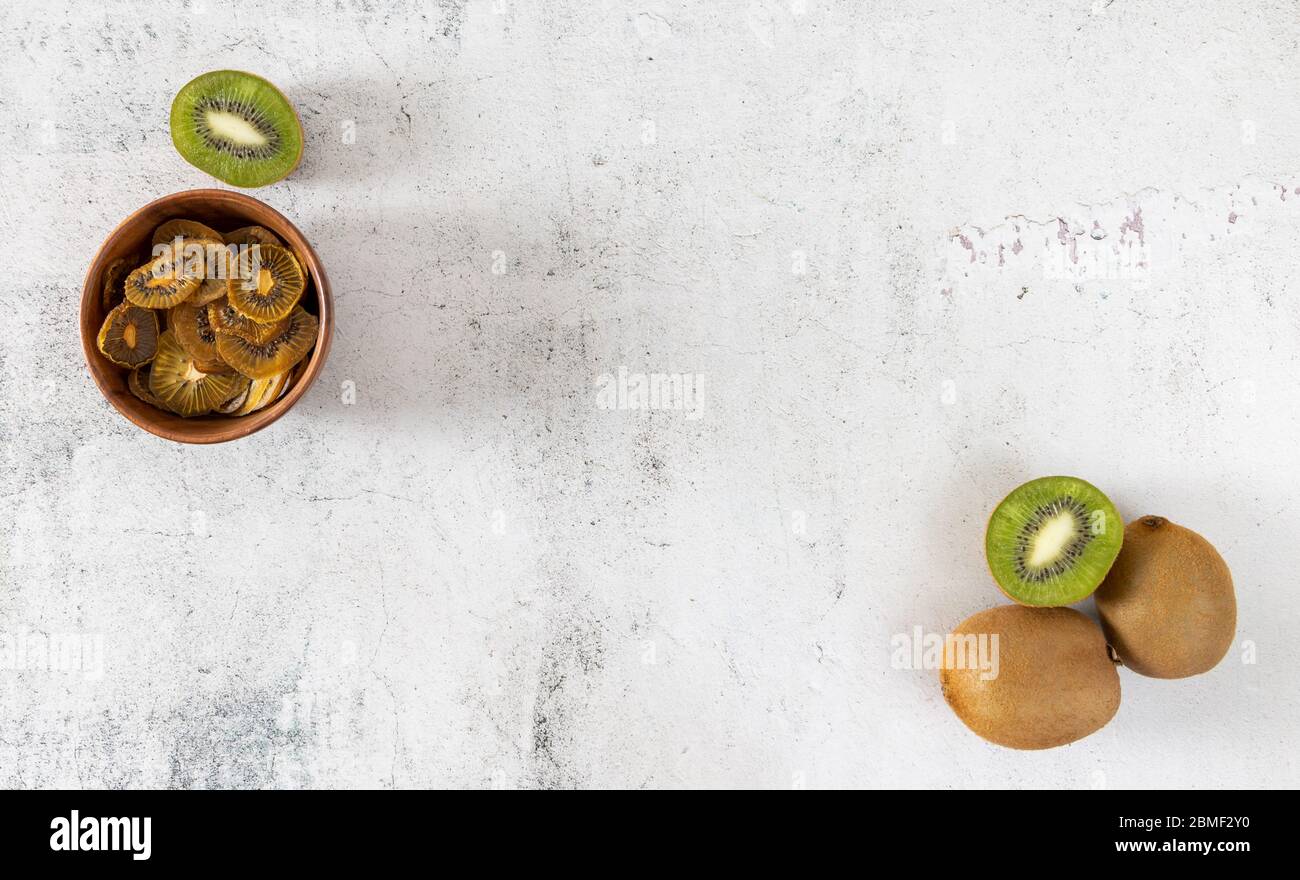 Obstchips. Getrocknete Kiwi-Scheiben auf einer hellen Oberfläche Stockfoto