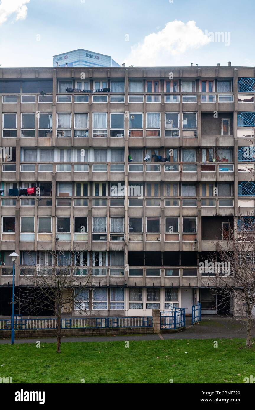 London, England, Großbritannien - 17. Februar 2013: Mitte des 20. Jahrhunderts Hochdichte Brutalist rat Immobilien Plattenblock Wohngebäude von Robin Hood Gardens i Stockfoto