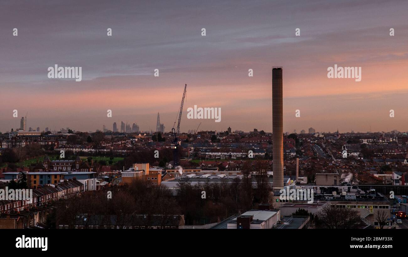 London, England, UK - 2. Januar 2013: Die Sonne geht über den Vorstadtstraßen von Tooting, South London, auf, mit der Skyline der Stadt in der Ferne. Stockfoto
