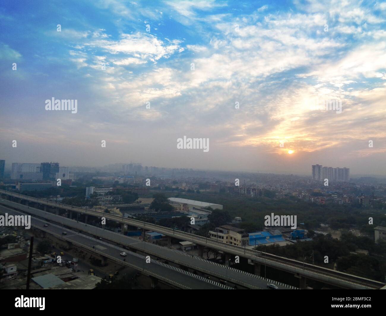 Stadtbild indien mit sonnigen dramatischen Himmel Hintergrund Stockfoto