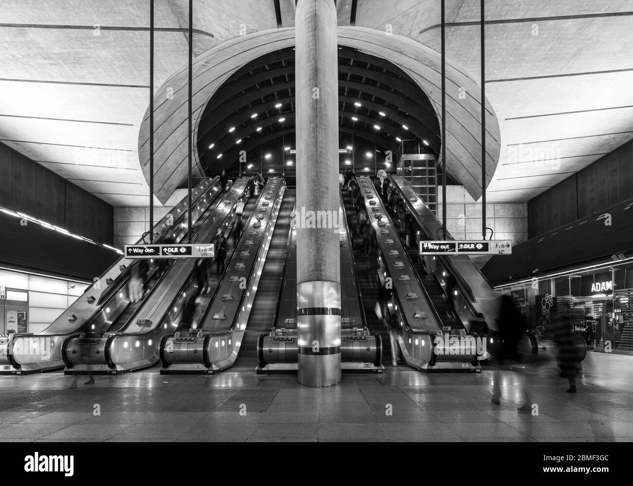 London, England, Großbritannien - 10. März 2020: Pendler fahren mit Rolltreppen an einem der Eingänge zur modernen Canary Wharf U-Bahnstation in Londons Docklands Stockfoto