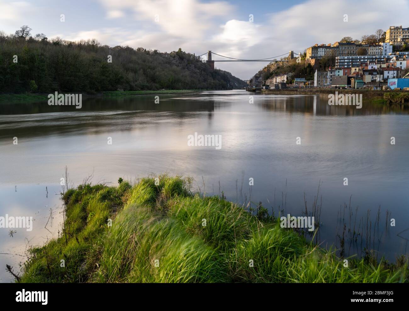 Bristol, England, UK - 8. März 2020: Der Fluss Avon fließt bei Flut durch die Avon-Schlucht unter der Clifton Suspension Bridge. Stockfoto