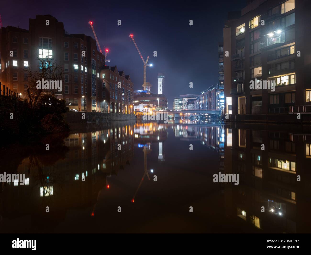 Bristol, England, UK - 1. März 2020: Bürogebäude und Wohngebäude im Viertel Temple Quay spiegeln sich im Wasser von Bristol wider Stockfoto
