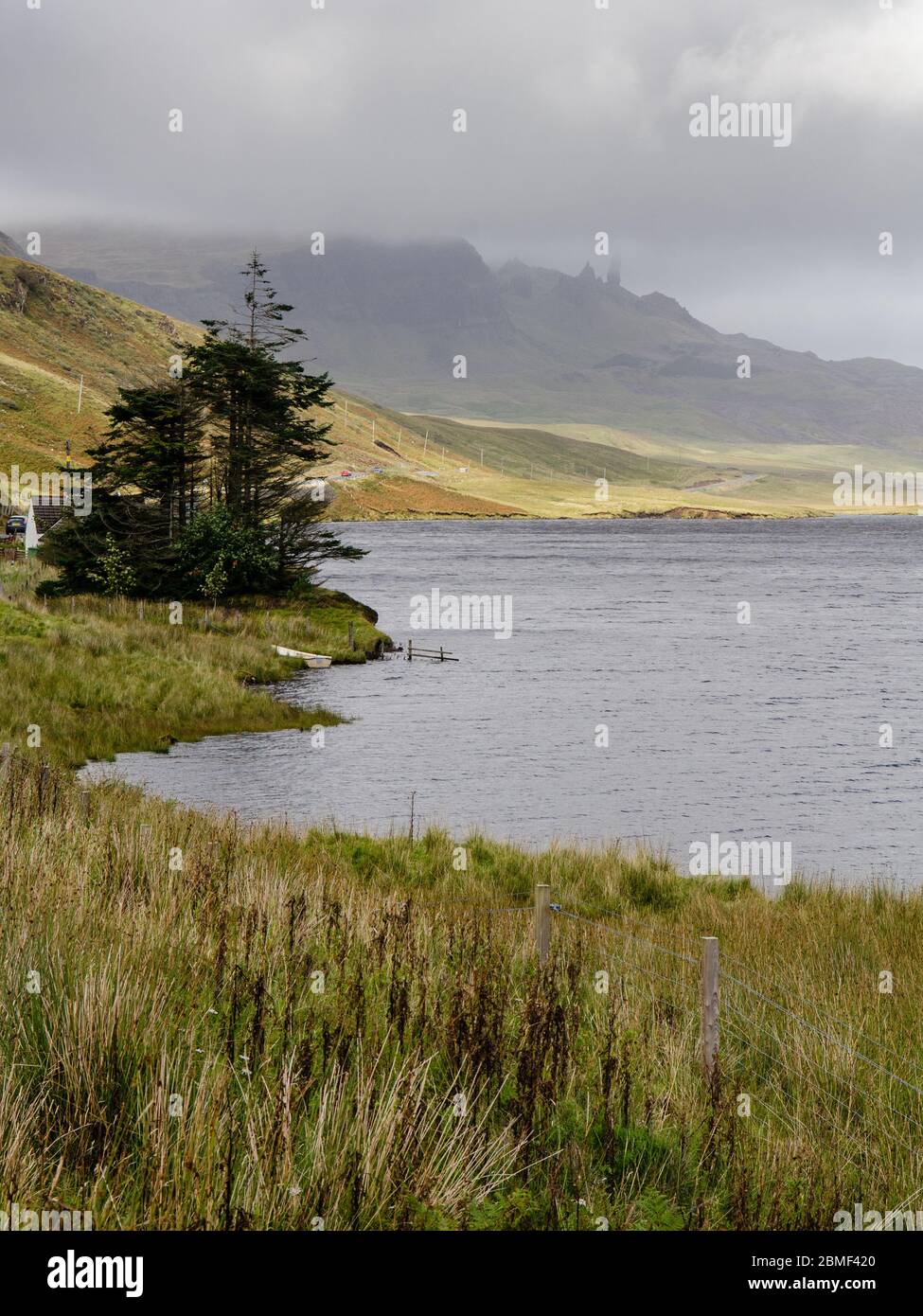 Niedrige Wolken umhüllen den alten Mann von Storr, der über Loch Fada auf der Isle of Skye landslip stapelt. Stockfoto
