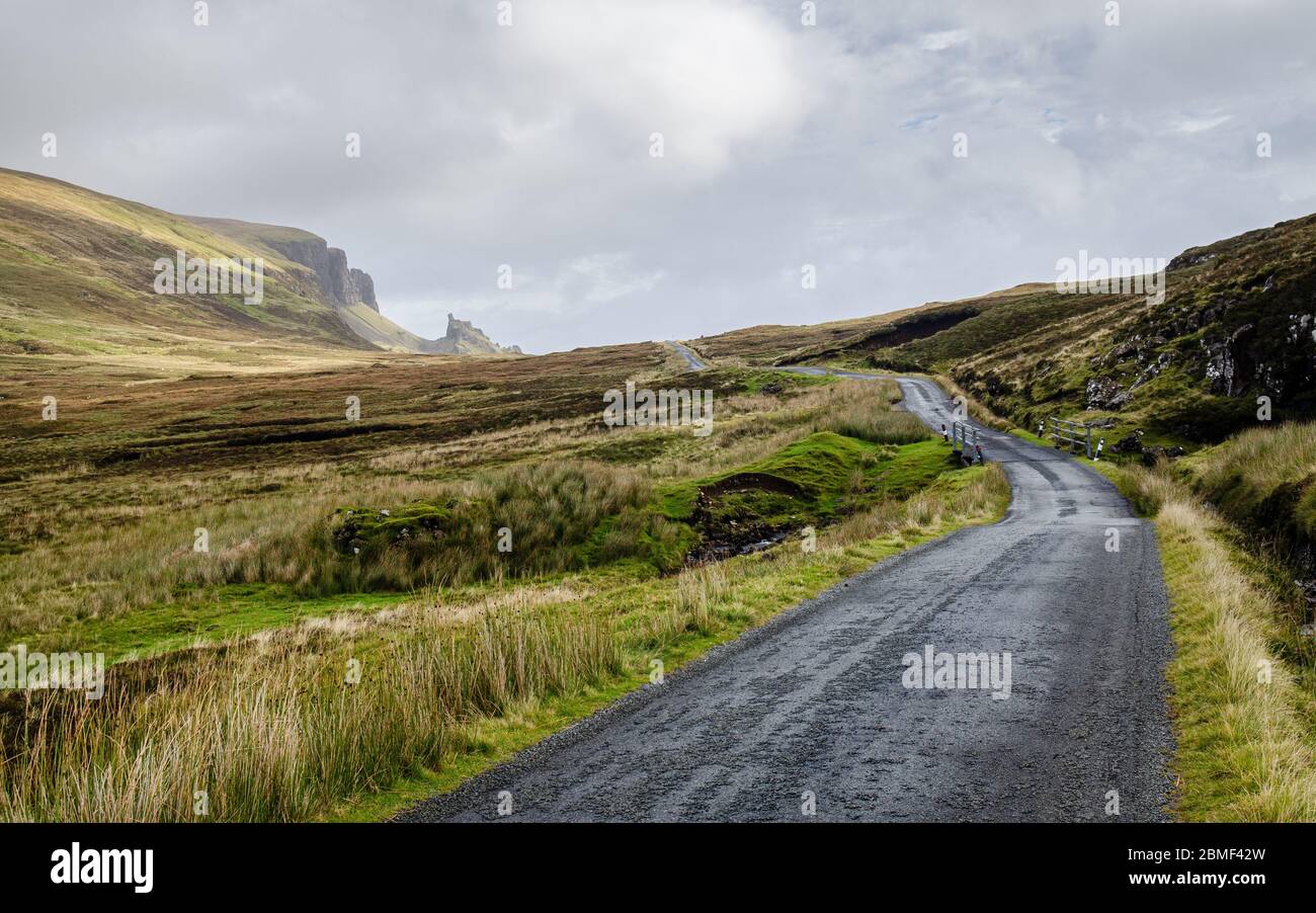 Eine einspurige Landstraße Winde über nassen Berg moorland bei Quiraing auf der Trotternish Halbinsel der Insel Skye im westlichen Hochland von S Stockfoto