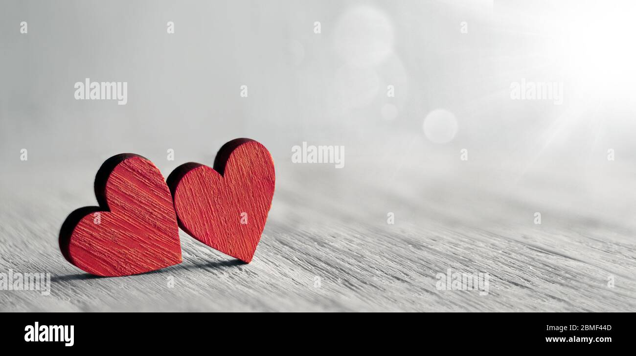 Valentine Hintergrund mit handgefertigten Herzen auf rustikalem Holz. Happy Lovers Day Card Mockup, kopieren Raum. Stockfoto