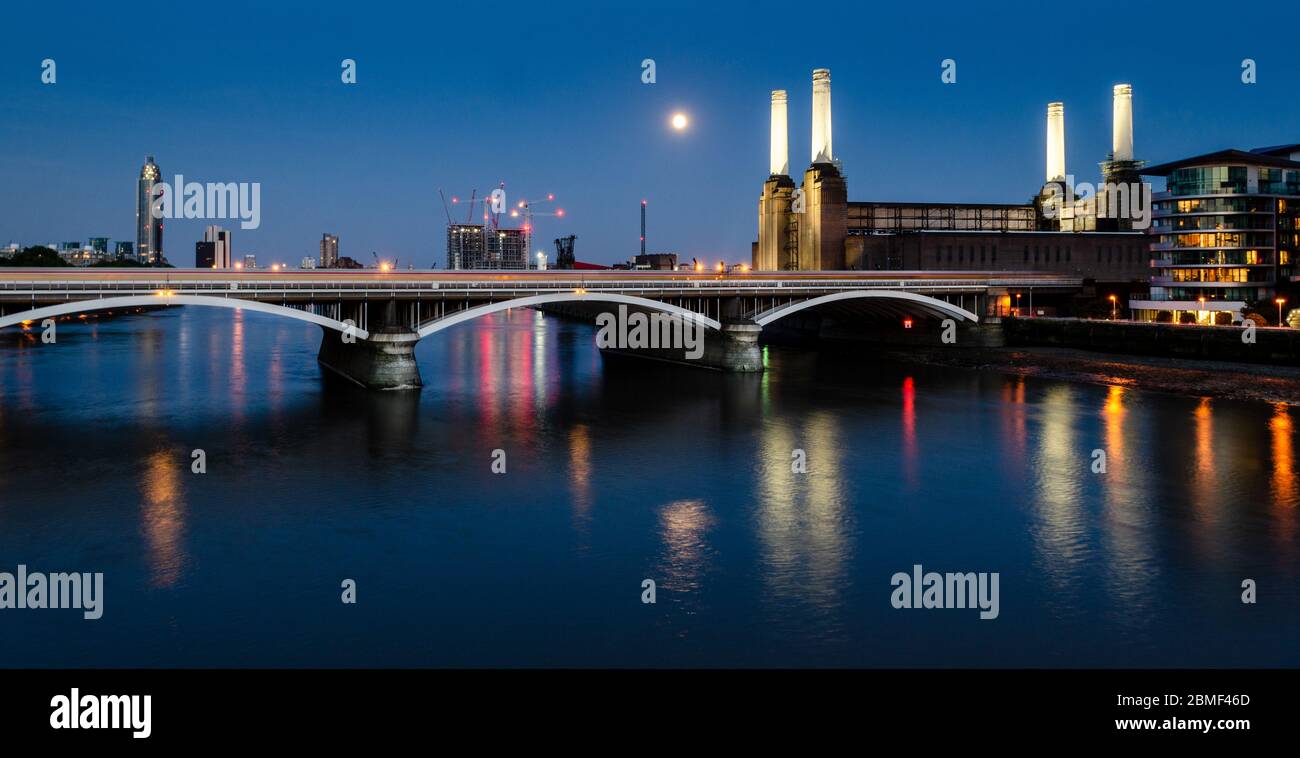 London, England, Großbritannien - 20 August 2013: Die Ikonischen Schornsteine der aufgegebenen Battersea Power Station bei nachts beleuchtet, die vor einem hellen Mond, als South Stockfoto