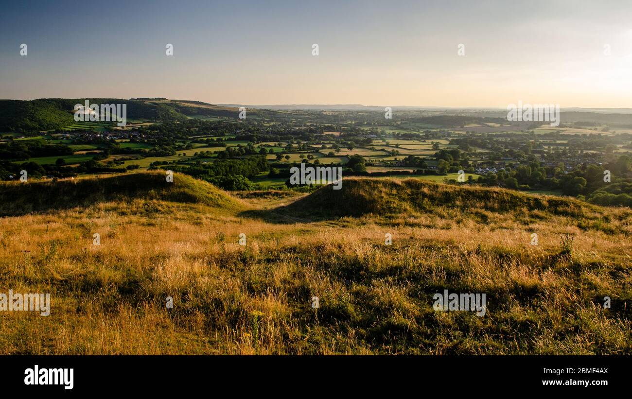 Child Okeford Village, Okeford Hill auf der Dorset Downs Scarp und die Ackerland Felder des Blackmore Vale bilden den Blick von der Eisen-Zeit-Hügel Fort Stockfoto