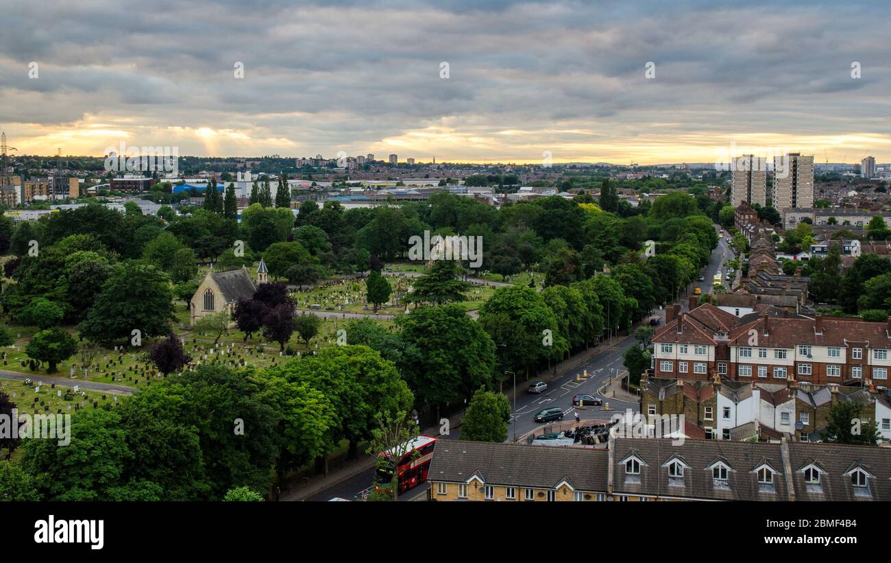 London, England, UK - 3. Juli 2013: Die Sonne geht über dem Lambeth Cemetery und Wimbledon in Südlondon unter. Stockfoto