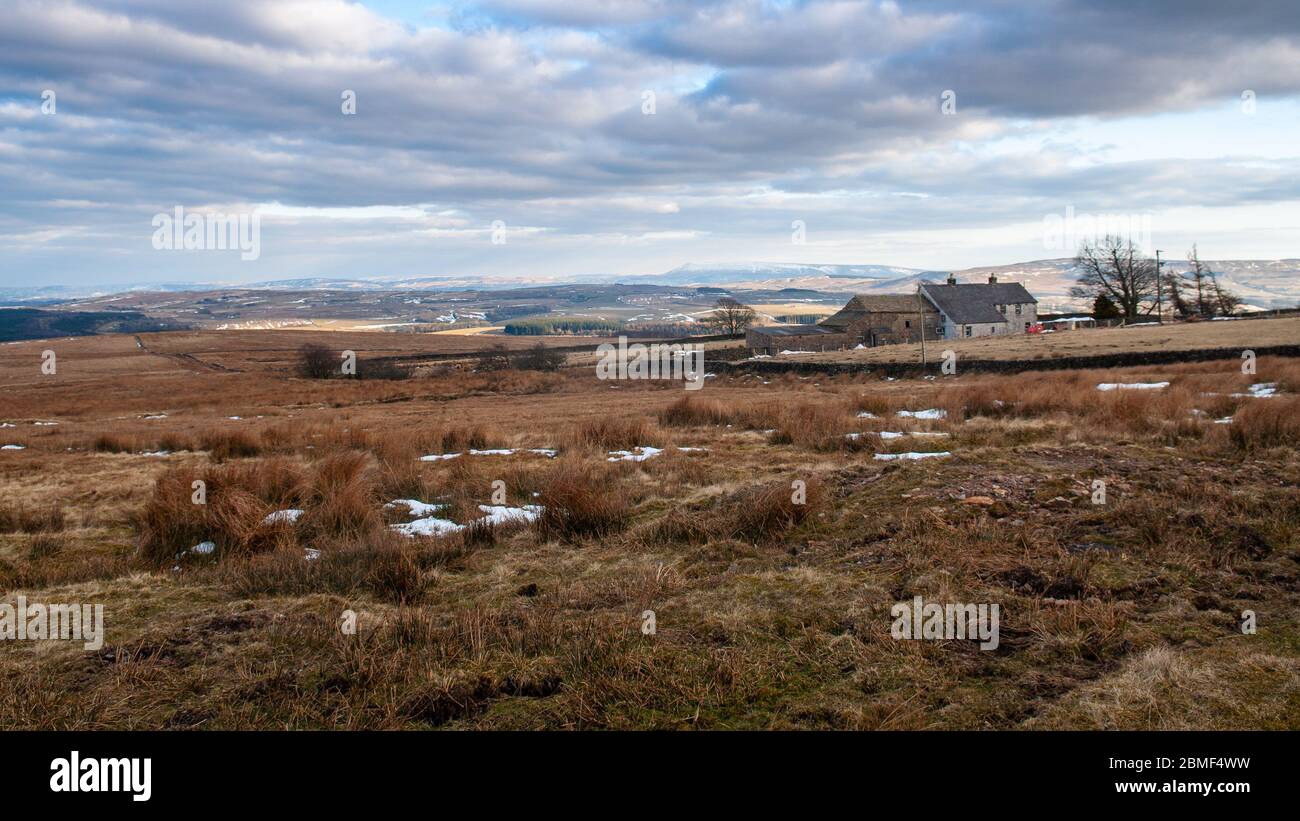 Slaidburn, England, UK - 1. April 2013: Ein traditionelles Steinbauernhaus steht hoch auf Moorland über dem Hodder Valley im Lancashire's Forest of Bowlan Stockfoto