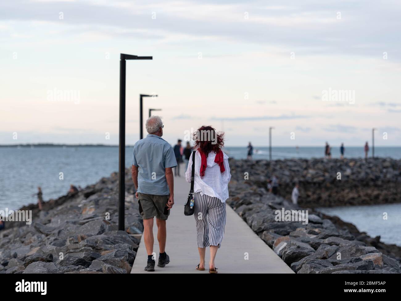 Während der Coronavirus-Krise (COVID-19) gehen Menschen auf dem Manly-Vorland.die Regierung von Queensland lockert die Sperrregeln. Freizeitaktivitäten und gesellschaftliche Treffen von 10 werden ab 16. Mai erlaubt sein. Stockfoto