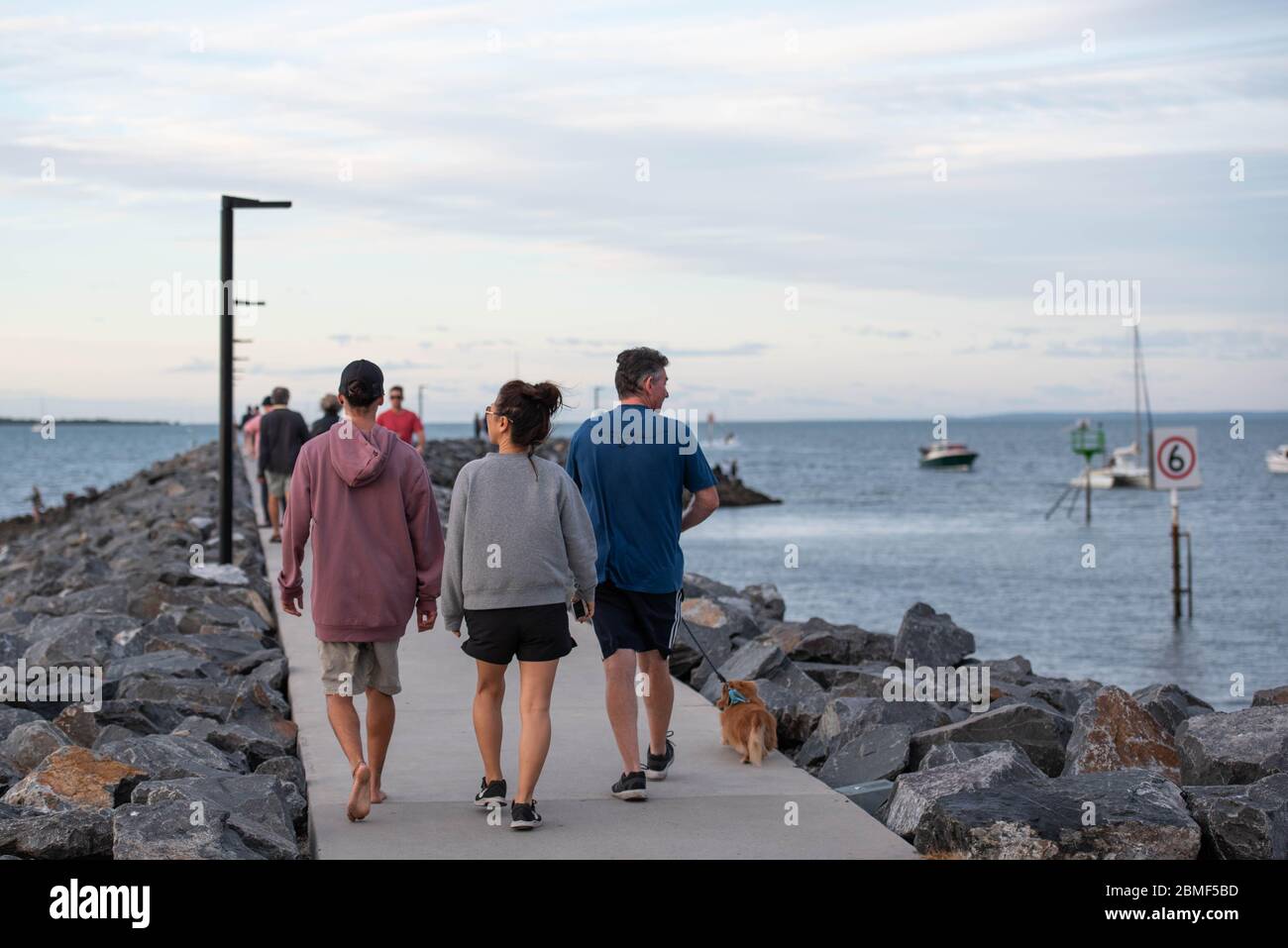 Während der Coronavirus-Krise (COVID-19) gehen Menschen auf dem Manly-Vorland.die Regierung von Queensland lockert die Sperrregeln. Freizeitaktivitäten und gesellschaftliche Treffen von 10 werden ab 16. Mai erlaubt sein. Stockfoto