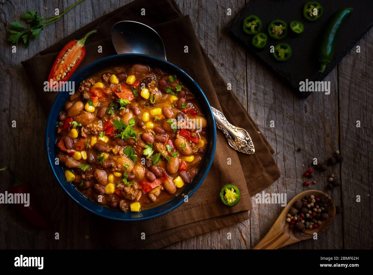 Kalte Bohnen mit Paprika auf dunklem Hintergrund Stockfoto