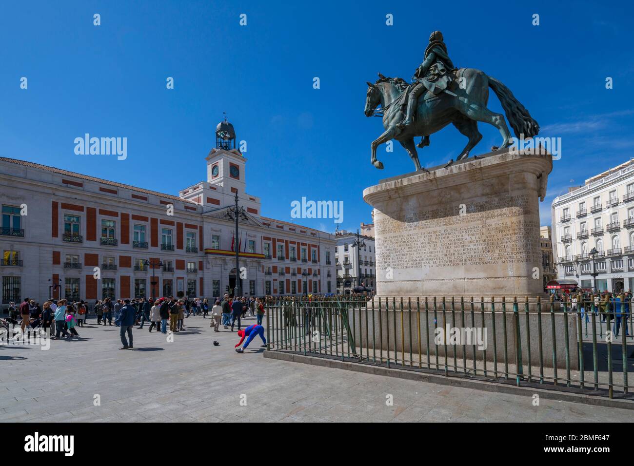 Blick auf Real Casa de Correos und König Carlos ll Statue in Puerta del Sol, Madrid, Spanien, Europa Stockfoto