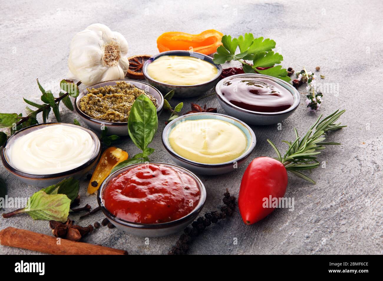 Saucen-Sortiment. Set aus verschiedenen Saucen in Schalen mit Ketchup, Mayonnaise, Pesto und Senf Stockfoto