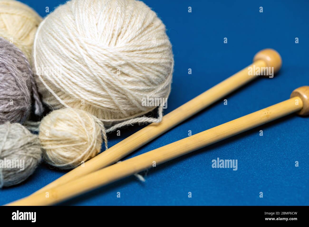 Wollgarn-Kugeln zum Stricken auf blauem Hintergrund. Platz für Ihr Design kopieren. Stockfoto