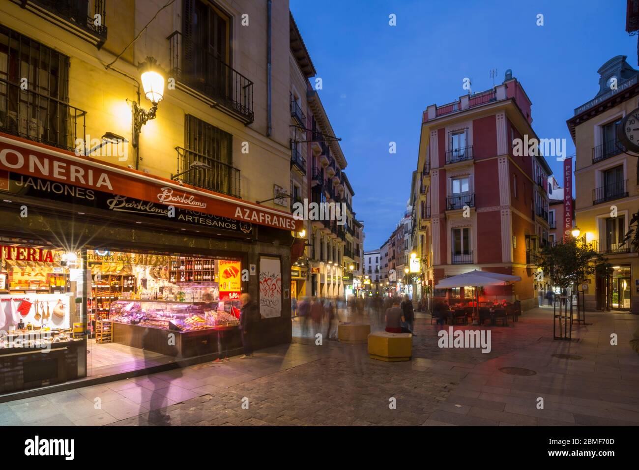 Blick auf Geschäfte und Cafés in der Calle de la Sal in der Abenddämmerung, Madrid, Spanien, Europa Stockfoto