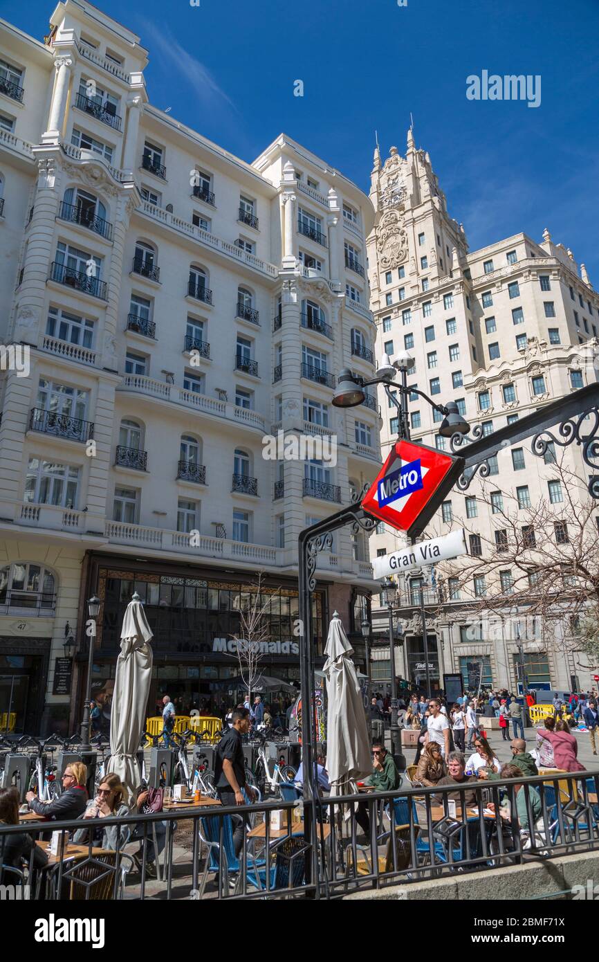 Blick auf die Architektur, U-Bahn-Schild und geschäftige Einkaufsviertel an der Gran Via, Madrid, Spanien, Europa Stockfoto