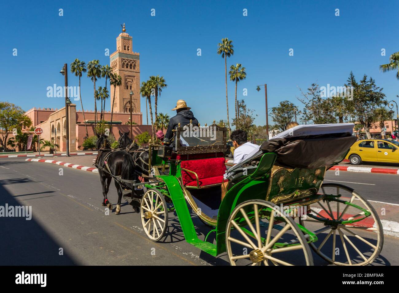 Pferd und Kutsche und Minarett der Koutoubia-Moschee aus dem 12. Jahrhundert bei Sonnenaufgang, UNESCO-Weltkulturerbe, Marrakesch, Marokko, Nordafrika, Afrika Stockfoto